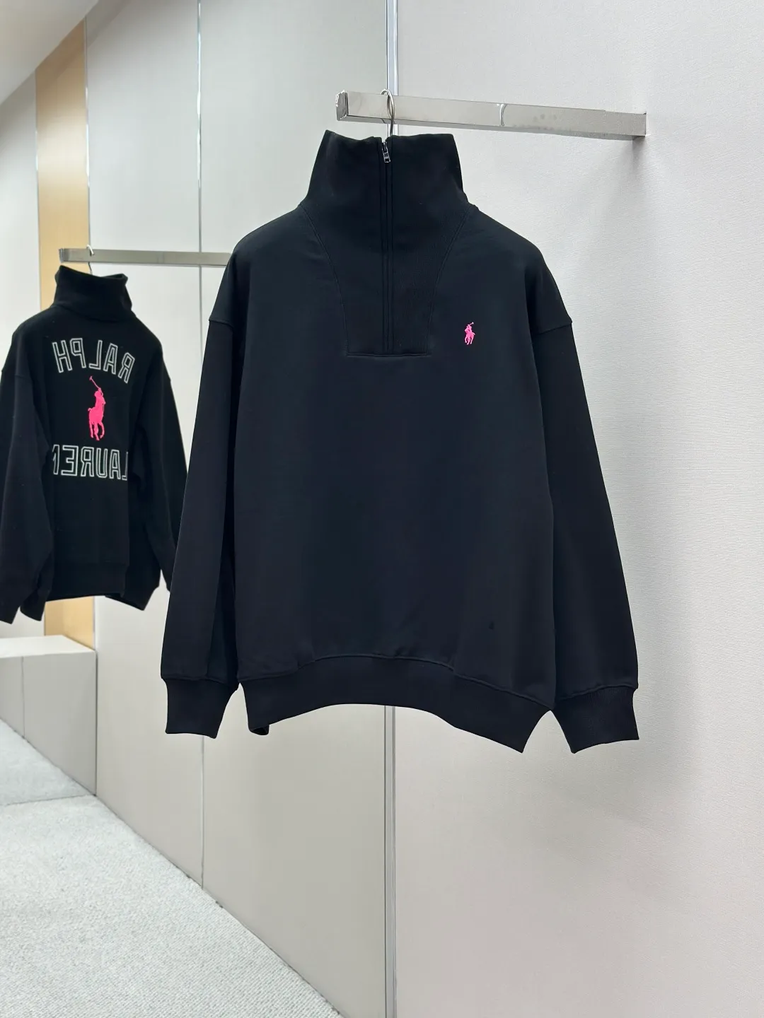 P440 Ralph Lauren pink label pony embroidered half turtleneck sweatshirt. Original purchase and development for 2,190. The fabric is made of custom-made luxury cotton fleece composite. It is soft, silky and comfortable against the skin. It is based on pure black tones. A touch of pink pony label embroidery is embellished on the chest. It is low-key and powerful. The back panel is embellished with the brand letters outlined in ivory white satin intarsia. The pink pony embroidery leaping in the center is the only colorful footnote in this black and white silent film. It coincides with the elegant and uninhibited brand philosophy. Its unique ribbed half-high collar design is sublimated, giving more flexibility and fashion sense to wear, showing taste in silent places. It shows elegance and style, using imported machine embroidery technology. It uses advanced computer control systems and precision mechanical parts to realize pony logo embroidery operations with high precision, smooth and delicate lines, and uses imported machine appliqué embroidery technology. Using advanced computer control systems and precision mechanical components, we can realize Ralph Lauren appliqué embroidery operations, showing an embroidery effect with both clarity and three-dimensionality. The fabrics have been carefully washed, have a better hand feel, are not easy to deform, are not easy to shrink, are not easy to fade, and maintain long-term beauty. Size:S-M-L-XL